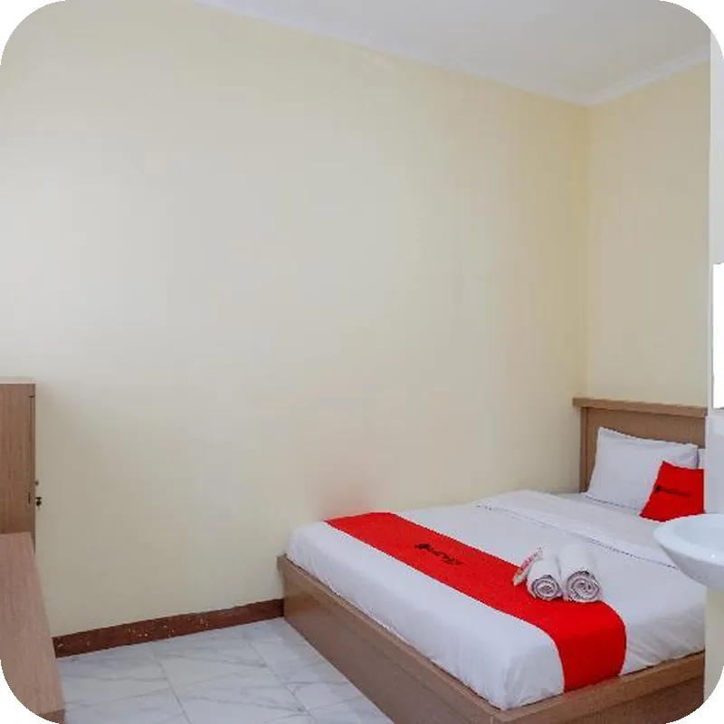 RedDoorz near Tugu Muda Semarang Hotel room image