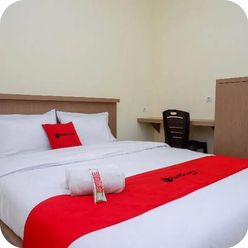 RedDoorz near Tugu Muda Semarang Hotel room image
