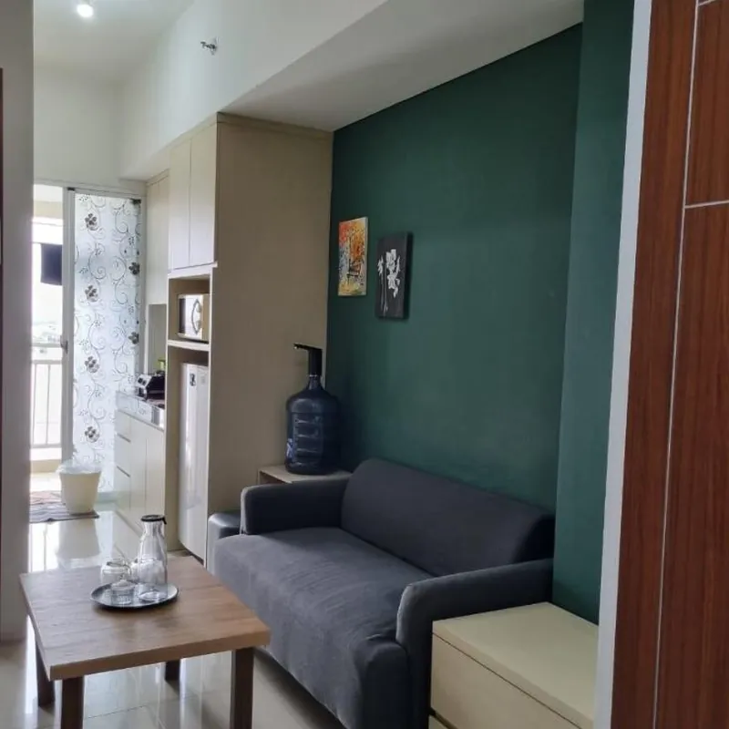 busy city street Hotel room image