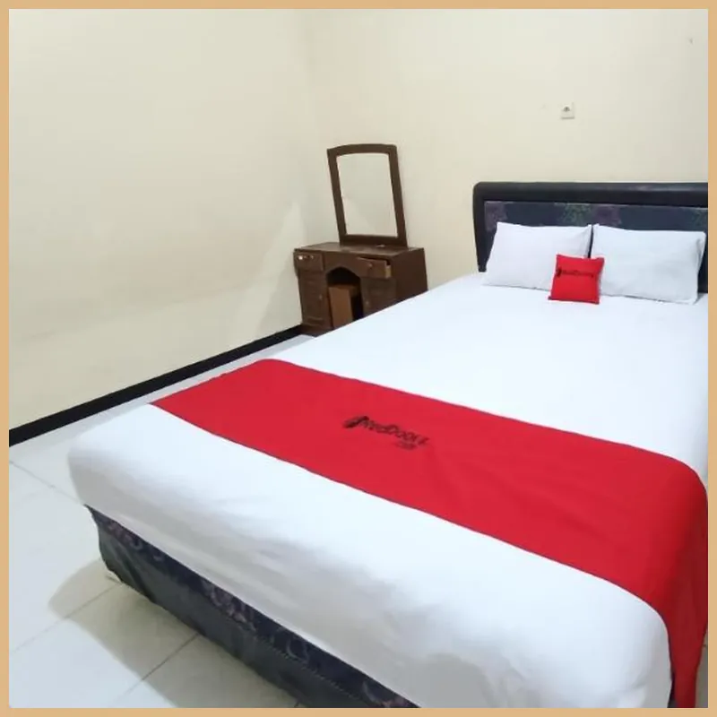 RedDoorz @ Ratu Homestay Syariah Near Lippo Mall Banyuwangi Hotel room image