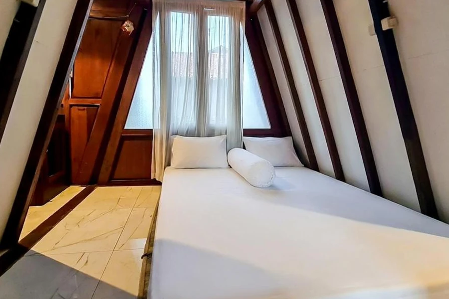 Bagian dalam kamar Kika Pool Villa Purwokerto by The Lavana