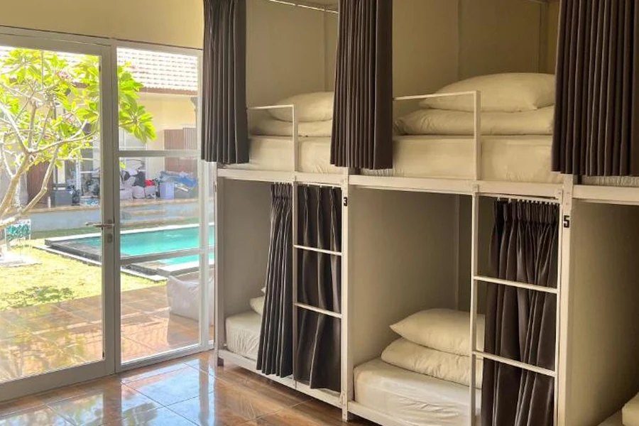 Bagian dalam kamar LoTide Surf Camps Uluwatu