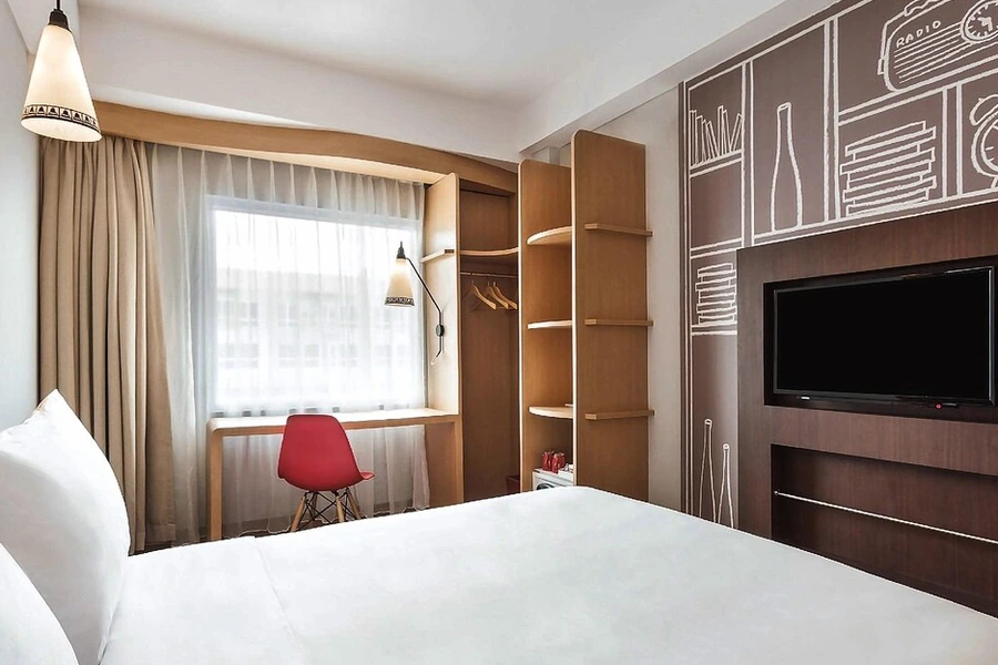 Bagian dalam kamar Ibis Yogyakarta Adi Sucipto